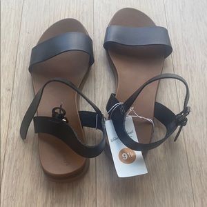 Universal thread sandal 9.5. New